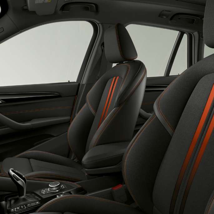 BMW X1 SUV, версия Sport Line: фотография интерьера с акцентом на обивку F48