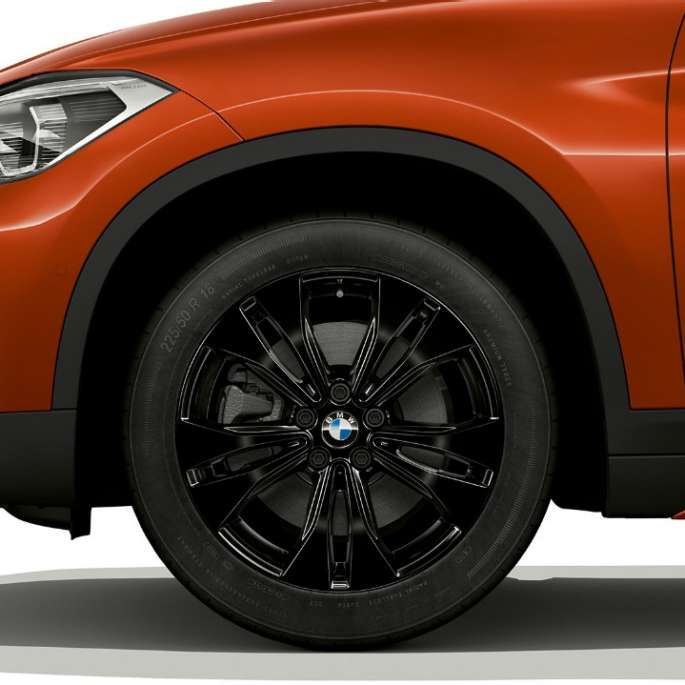 BMW X1 SUV, версия Sport Line: вид сбоку, крупный план легкосплавного диска F48