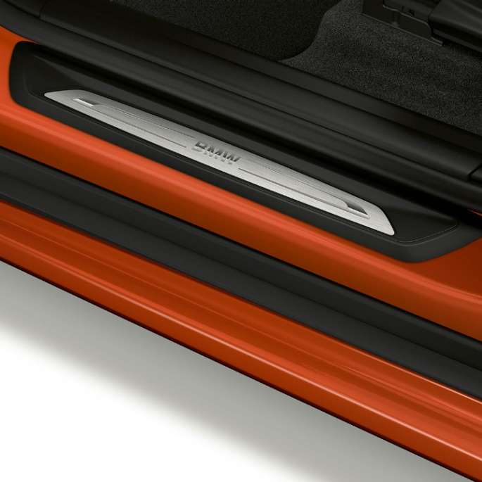 BMW X1 SUV, версия Sport Line: вид сбоку, крупный план порога F48