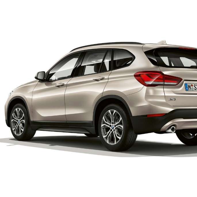 BMW X1 SUV, версия Advantage: вид спереди с поворотом в три четверти, студийная фотография F48