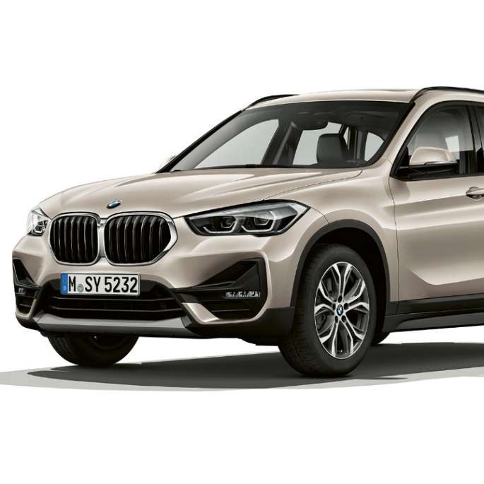 BMW X1 SUV, версия Advantage: вид спереди с поворотом в три четверти, студийная фотография F48