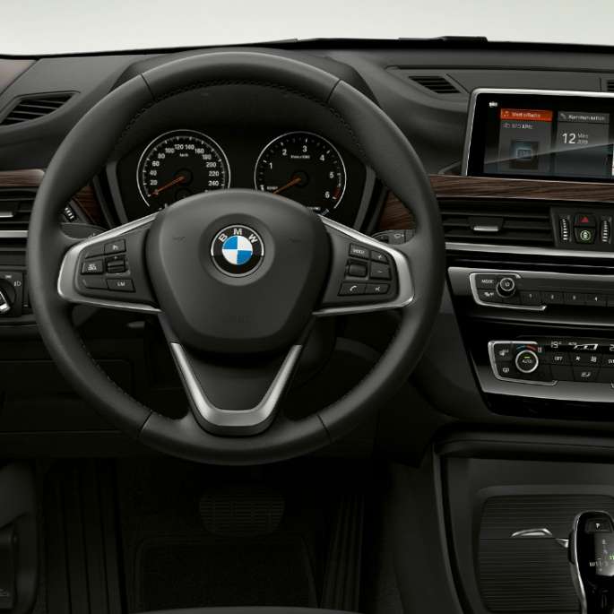 BMW X1 SUV, версия Advantage, фотография интерьера с акцентом на кокпит F48