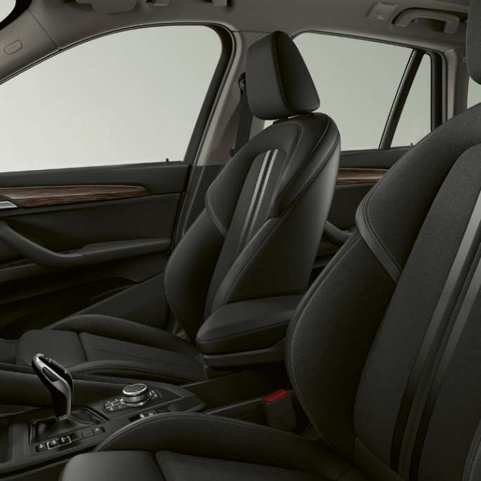 BMW X1 SUV, версия Advantage: фотография интерьера с акцентом на обивку F48
