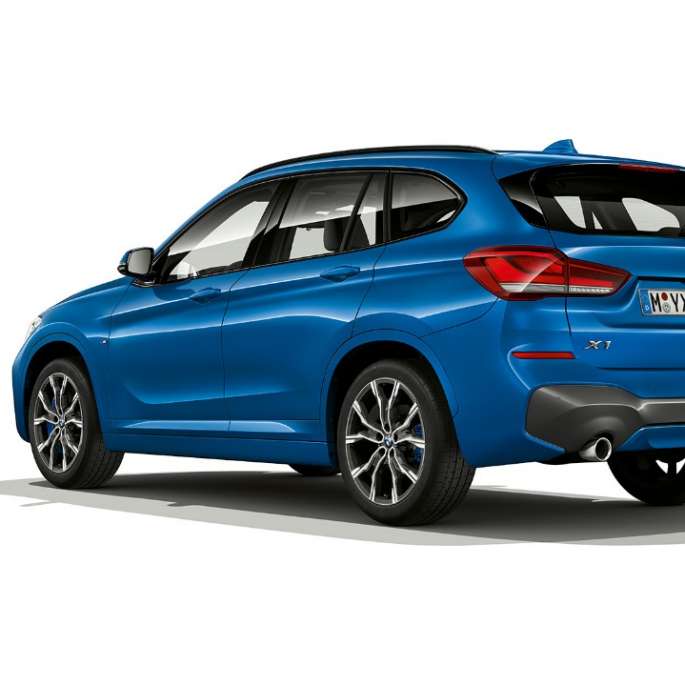 BMW X1 SUV, версия M Sport: вид сзади с поворотом в три четверти, студийная фотография F48