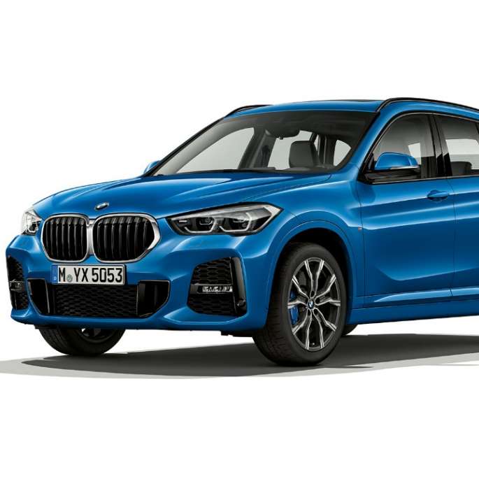 BMW X1 SUV, версия M Sport: вид спереди с поворотом в три четверти, студийная фотография F48