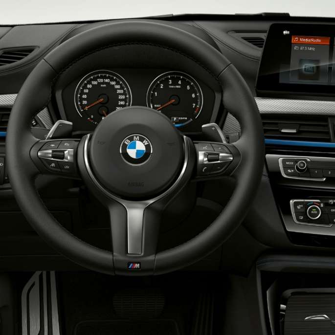 BMW X1 SUV, версия M Sport: фотография интерьера с акцентом на кокпит F48