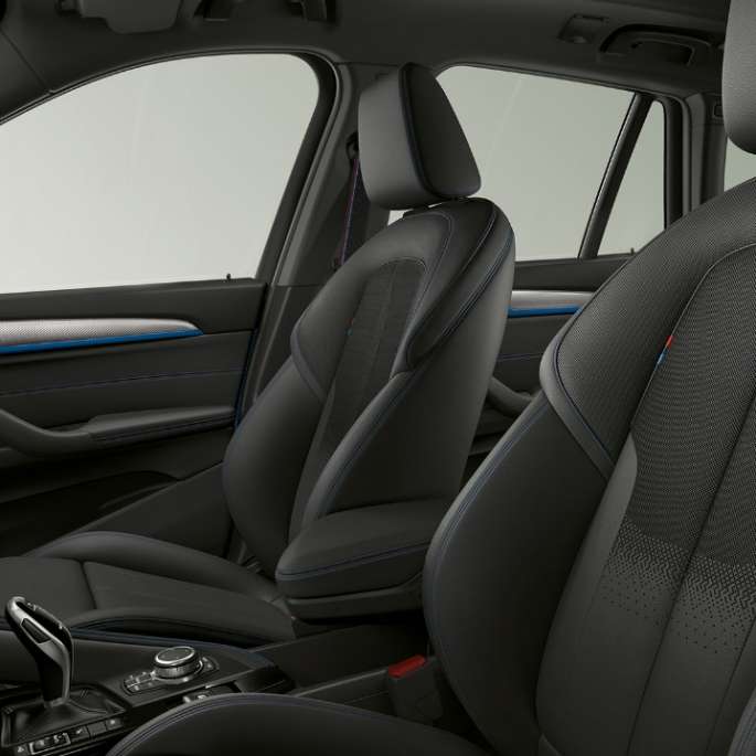 BMW X1 SUV, версия M Sport: фотография интерьера с акцентом на обивку F48