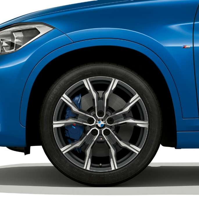 BMW X1 SUV, версия M Sport: вид сбоку, крупный план легкосплавного диска F48