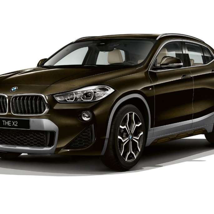 BMW X2 sDrive20i model M Sport X, вид сбоку с поворотом в три четверти, искрящийся шторм с бриллиантовым эффектом.