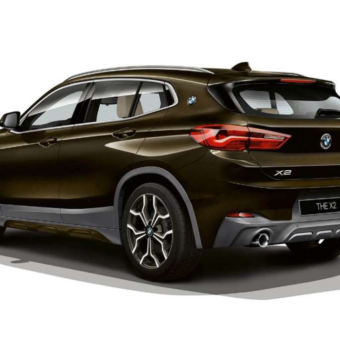 BMW X2 sDrive20i model M Sport X 2018 F39, вид сзади с поворотом в три четверти, искрящийся шторм с бриллиантовым эффектом.
