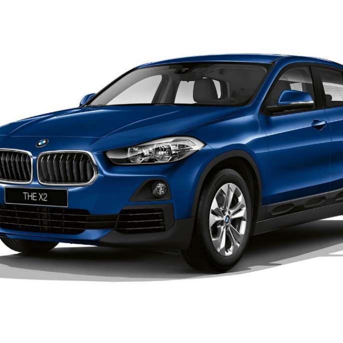 BMW X2 sDrive20i model advantage 2018 F39, вид спереди с поворотом в три четверти, средиземноморский синий металлик