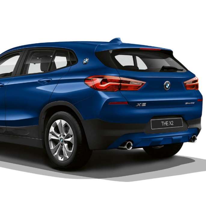BMW X2 sDrive20i model advantage 2018 F39, вид сзади с поворотом в три четверти, средиземноморский синий металлик
