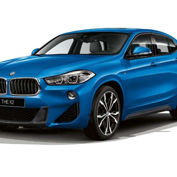 BMW X2 sDrive20i model M Sport 2018 F39, вид спереди с поворотом в три четверти, мизано синий металлик.