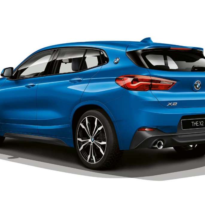 BMW X2 sDrive20i model M Sport 2018 F39, вид сбоку с поворотом в три четверти, мизано синий металлик.