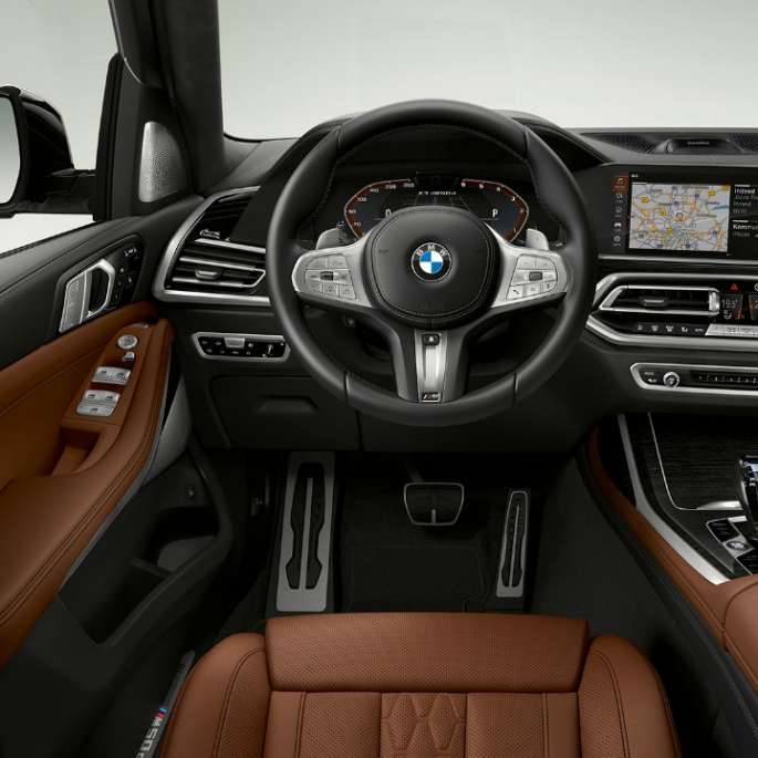 BMW X7 M50d: место водителя BMW X7 M50d: крупный план места водителя