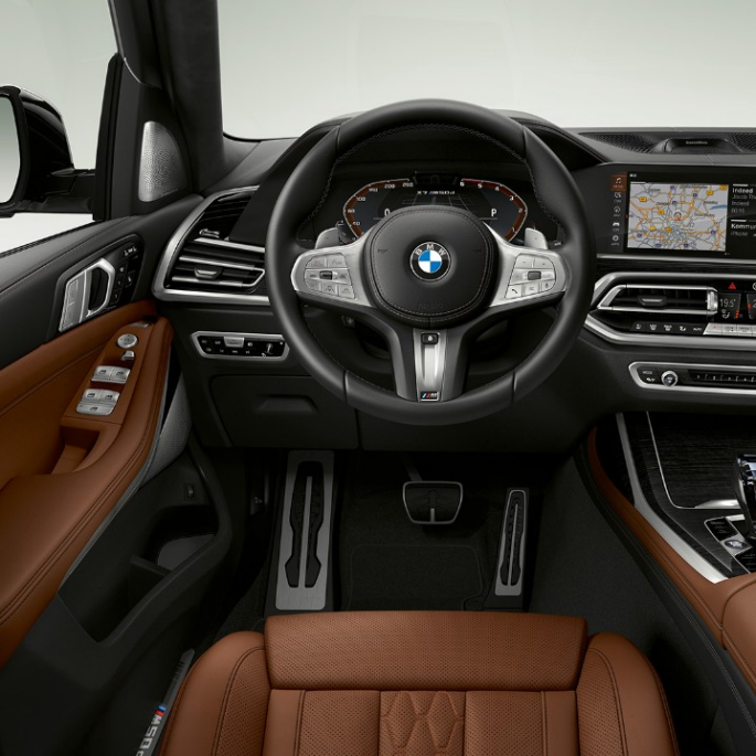 BMW X7 M50d: место водителя BMW X7 M50d: крупный план места водителя