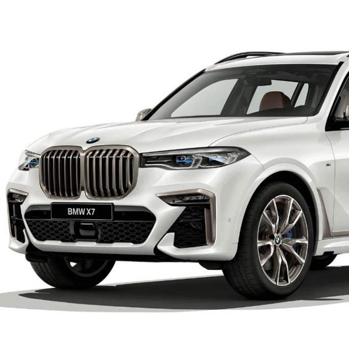 Версия BMW X7 M50d Студийный снимок BMW X7 M50d, вида спереди с поворотом в три четверти