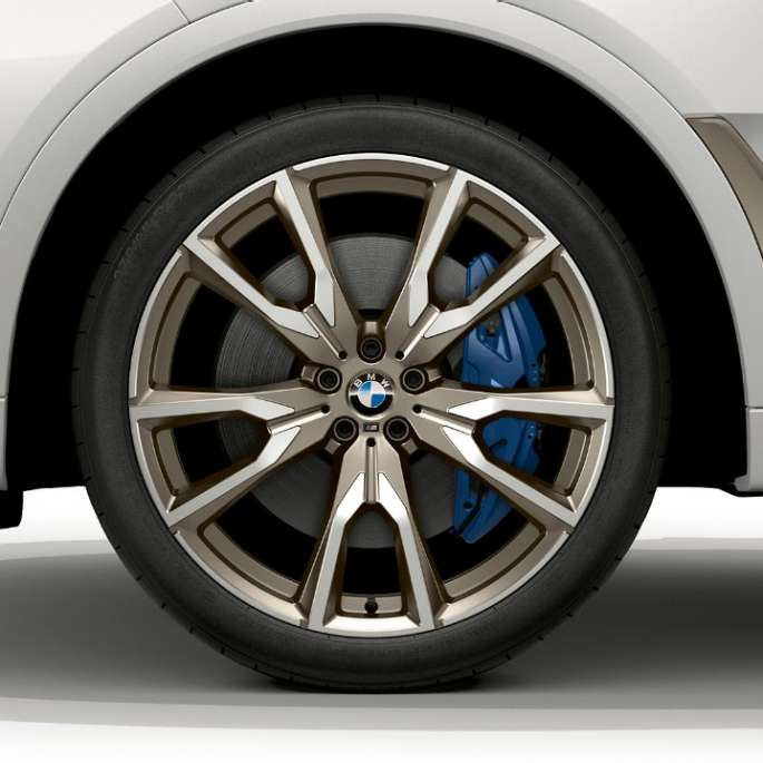 BMW X7 M50d: легкосплавный диск BMW X7 M50d: крупный план легкосплавного диска