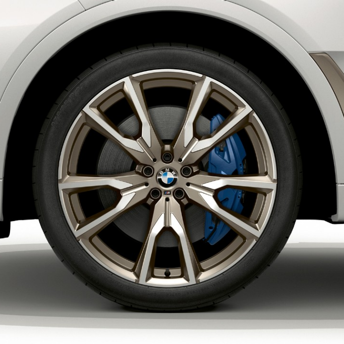 BMW X7 M50d: легкосплавный диск BMW X7 M50d: крупный план легкосплавного диска