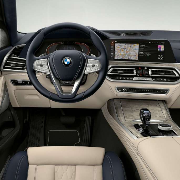 BMW X7 с пакетом Pure Excellence: место водителя BMW X7 с пакетом Pure Excellence: крупный план места водителя