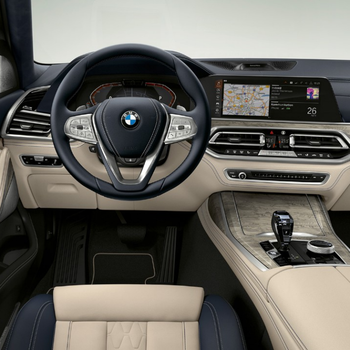 BMW X7 с пакетом Pure Excellence: место водителя BMW X7 с пакетом Pure Excellence: крупный план места водителя