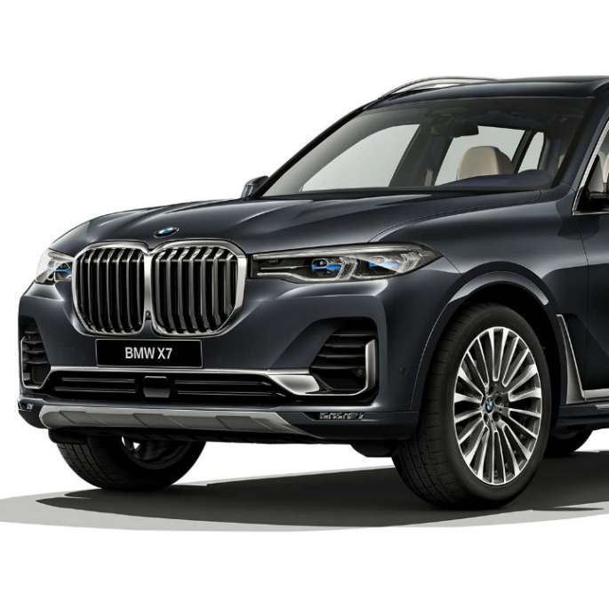 BMW X7 с пакетом Pure Excellence Студийный снимок BMW X7 с пакетом Pure Excellence, вид спереди с поворотом в три четверти