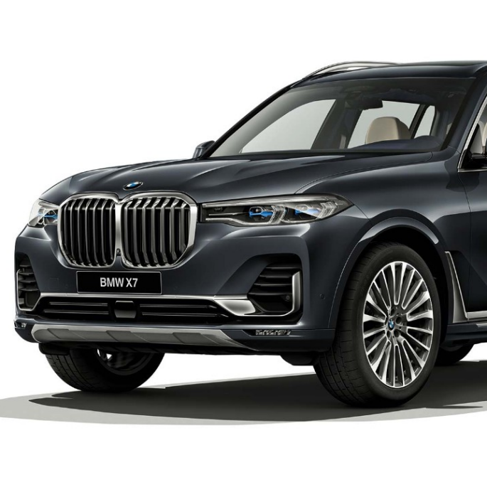 BMW X7 с пакетом Pure Excellence Студийный снимок BMW X7 с пакетом Pure Excellence, вид спереди с поворотом в три четверти