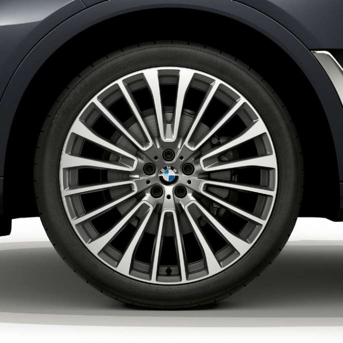 BMW X7 с пакетом Pure Excellence: легкосплавный диск BMW X7 с пакетом Pure Excellence: крупный план легкосплавного диска