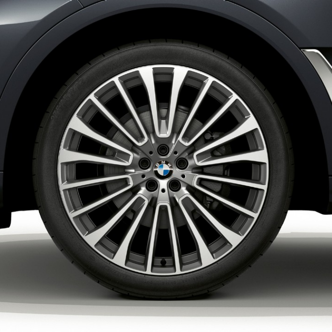 BMW X7 с пакетом Pure Excellence: легкосплавный диск BMW X7 с пакетом Pure Excellence: крупный план легкосплавного диска