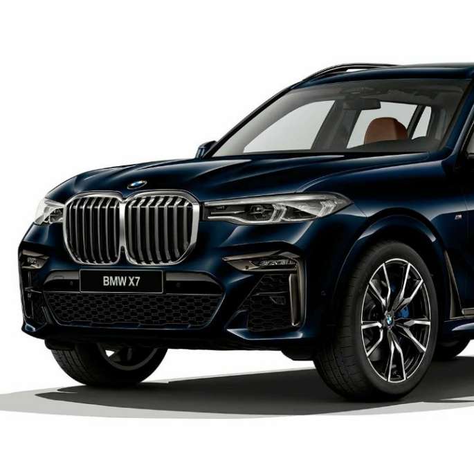 BMW X7 с пакетом M Sport Студийный снимок BMW X7 с пакетом M Sport, вид спереди с поворотом в три четверти