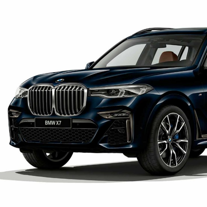 BMW X7 с пакетом M Sport Студийный снимок BMW X7 с пакетом M Sport, вид спереди с поворотом в три четверти
