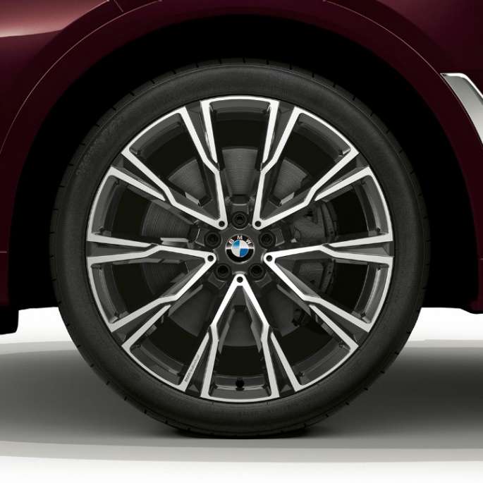 BMW X7 с пакетом M Sport: легкосплавный диск BMW X7 с пакетом M Sport: крупный план легкосплавного диска