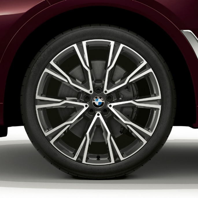 BMW X7 с пакетом M Sport: легкосплавный диск BMW X7 с пакетом M Sport: крупный план легкосплавного диска