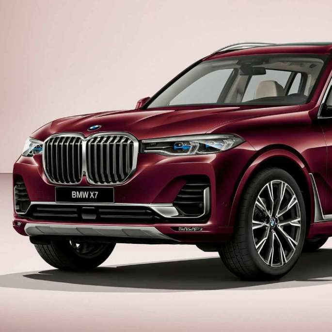 Версия BMW Individual X7 40i xDrive Студийный снимок BMW Individual X7 40i xDrive, вид спереди с поворотом в три четверти
