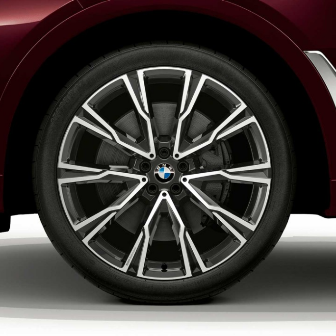 BMW Individual X7 40i xDrive: легкосплавный диск BMW Individual X7 40i xDrive: крупный план легкосплавного диска