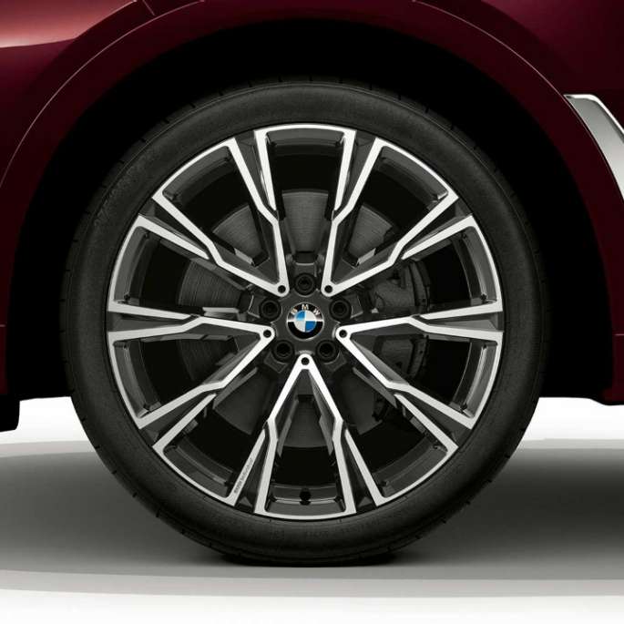BMW Individual X7 40i xDrive: легкосплавный диск BMW Individual X7 40i xDrive: крупный план легкосплавного диска