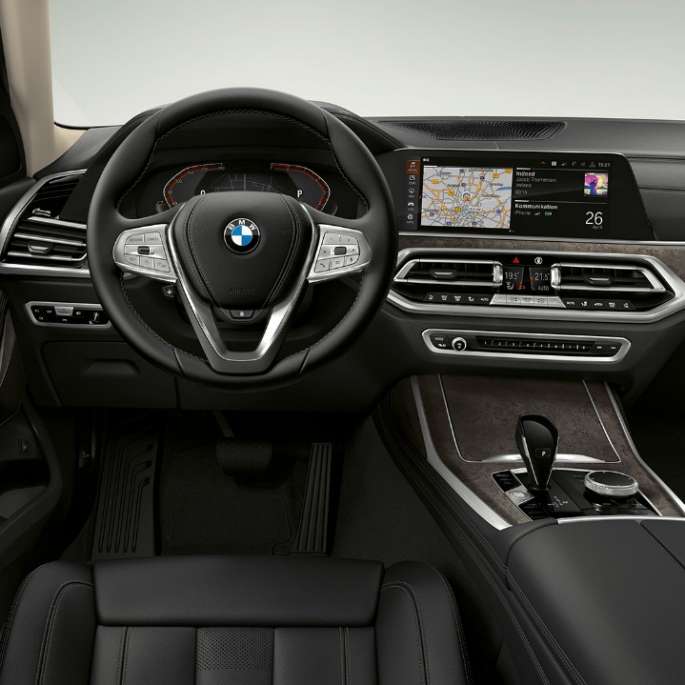 BMW X7 в стандартном оснащении: место водителя BMW X7 в стандартном оснащении: крупный план места водителя