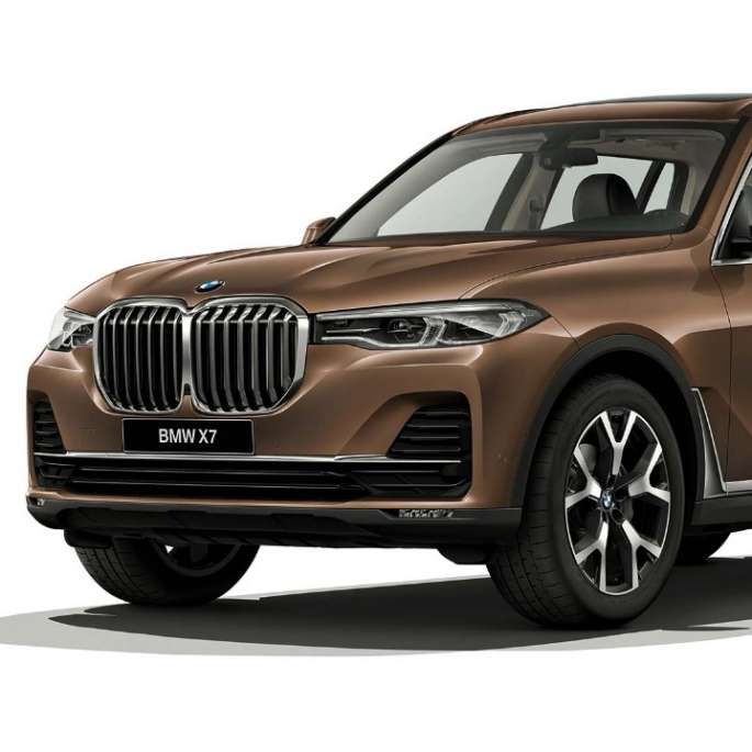 Стандартное оснащение BMW X7 Студийный снимок BMW X7 в бронзовом цвете Vermont, вид спереди с поворотом в три четверти