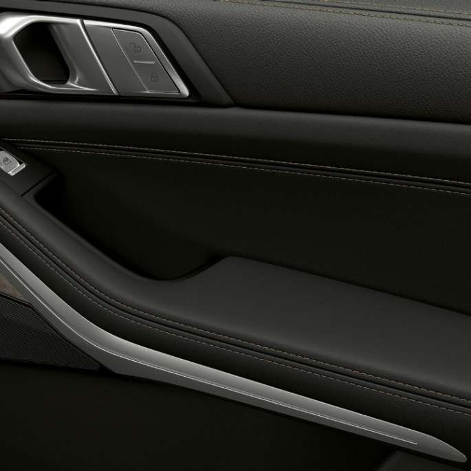 BMW X7 в стандартном оснащении: обивка двери BMW X7 в стандартном оснащении: крупный план обивки двери