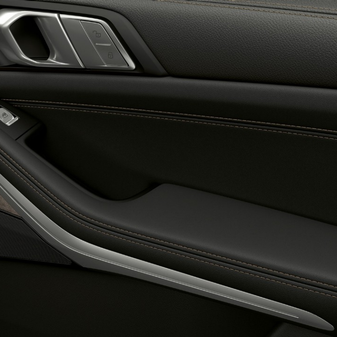 BMW X7 в стандартном оснащении: обивка двери BMW X7 в стандартном оснащении: крупный план обивки двери