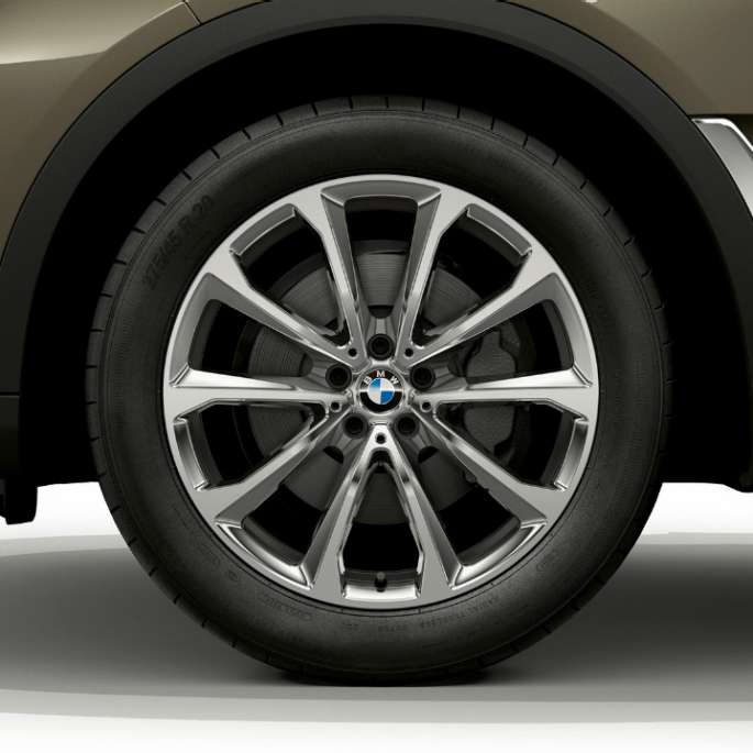 BMW X7 в стандартном оснащении: легкосплавный диск BMW X7 в стандартном оснащении: крупный план легкосплавного диска