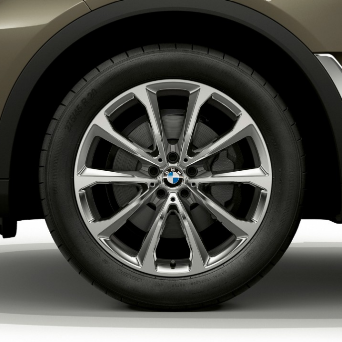 BMW X7 в стандартном оснащении: легкосплавный диск BMW X7 в стандартном оснащении: крупный план легкосплавного диска