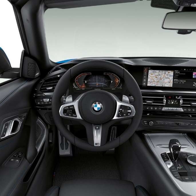 BMW Z4 Roadster с пакетом M Sport: рулевое колесо и место водителя G29